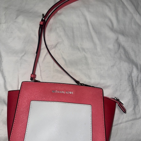 Michael Kors Selma Pocket Medium Messenger. Gently used - Picture 6 of 11